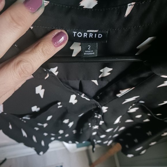 sleeveless button down, black with lightning bolt print - Picture 3 of 3